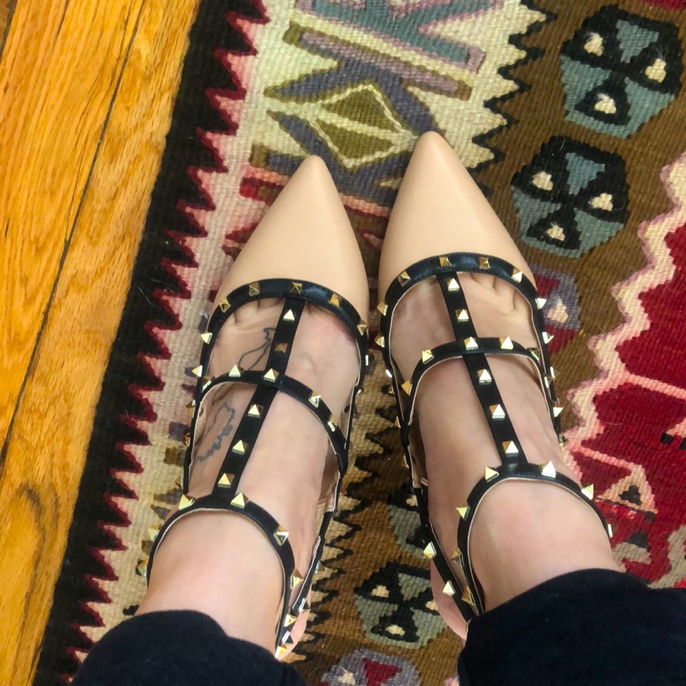 NWOT Nude V rockstud inspired pumps size 8
